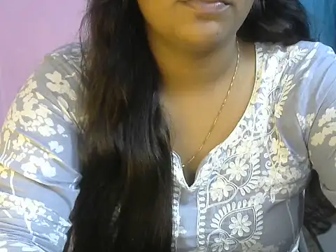 QUEEN-OF-QUEEN online show from July 7, 2026, 8:01 pm