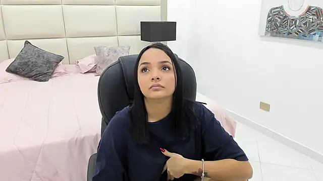 Chloelarsons online show from June 7, 2026, 12:27 am