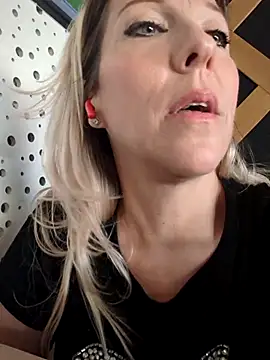 ManuelaX online show from April 26, 2026, 12:13 pm