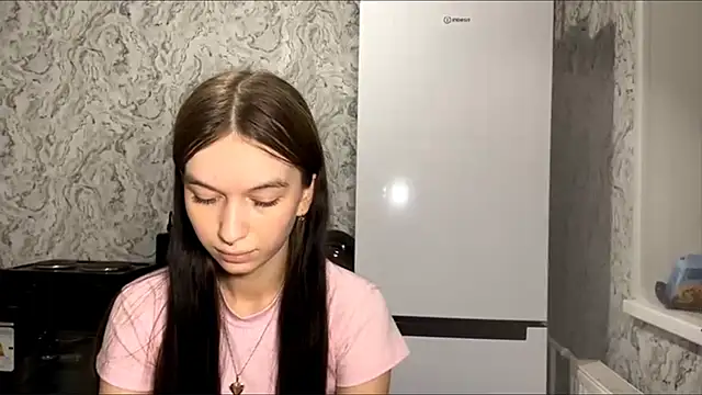 LaraDraggoo online show from April 18, 2026, 8:31 pm