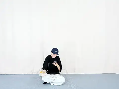 Snapshot of Vae-002 chatting on April 21, 2026, 9:05 am Vae-002 online show from April 21, 2026, 9:05 am