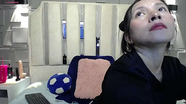 Chloe16  online show from April 13, 2026, 8:02 pm