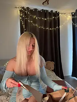 EllaCharm  online show from April 6, 2026, 3:35 pm