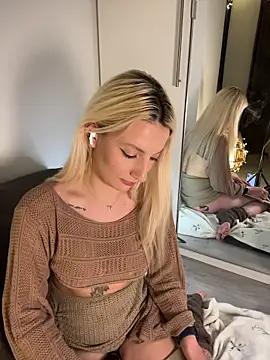 EllaCharm  online show from April 18, 2026, 7:58 pm