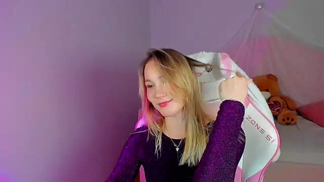 ElaraVoltage online show from April 16, 2026, 9:39 pm