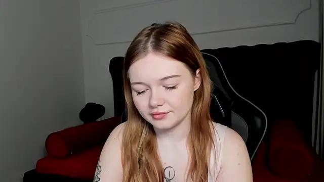 ElinaVale online show from April 19, 2026, 5:08 am