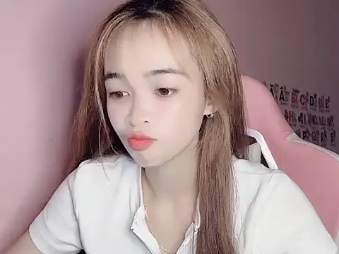 Odile068 online show from April 17, 2026, 5:16 pm