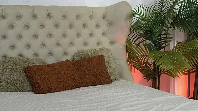 LanaRussell online show from April 21, 2026, 9:27 am