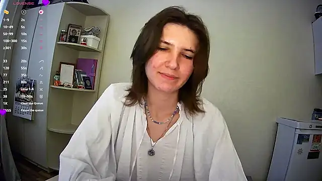 FluffyKisses online show from April 10, 2026, 5:14 am