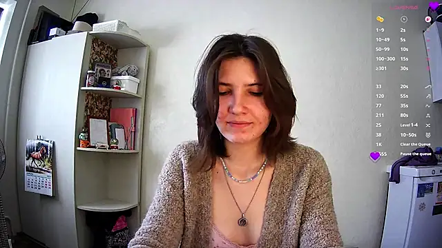 FluffyKisses online show from April 17, 2026, 7:22 am