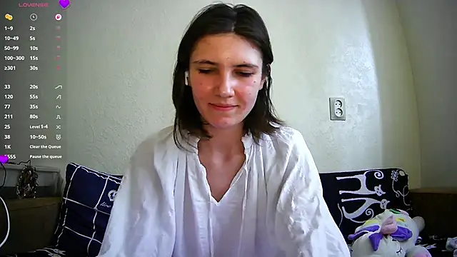 FluffyKisses online show from April 13, 2026, 12:20 pm