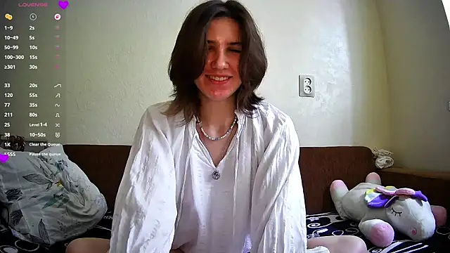 FluffyKisses online show from April 3, 2026, 8:21 am