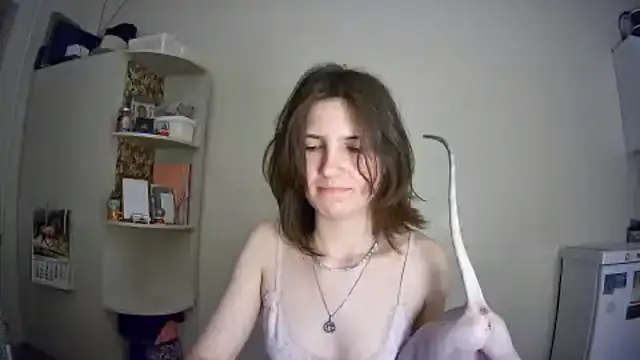 FluffyKisses online show from April 16, 2026, 5:36 pm