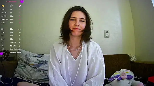 FluffyKisses online show from April 4, 2026, 7:15 am