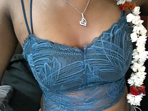 Couplehot00 online show from April 13, 2026, 7:12 am