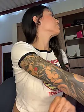 Twoshotsparty420 online show from April 7, 2026, 1:35 pm