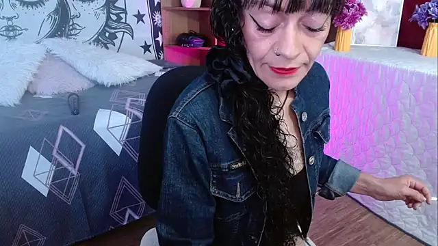  Alexandra Jones online show from May 31, 2026, 2:17 am
