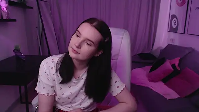 Kristen Bellle online show from April 19, 2026, 1:06 am