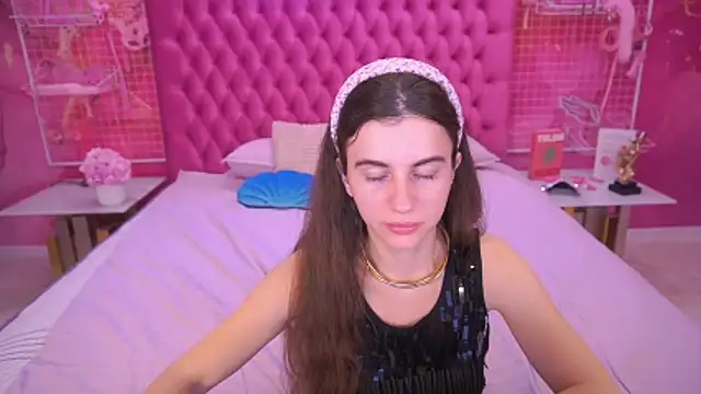 LittleJulii online show from March 25, 2026, 4:17 pm