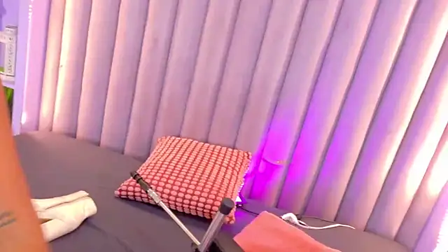 Snapshot of Meganlove__ chatting on June 15, 2026, 1:39 am Meganlove online show from June 15, 2026, 1:39 am
