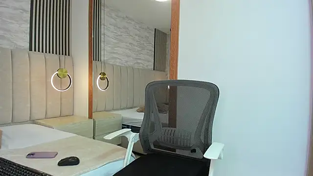 abrillrose online show from April 3, 2026, 2:56 pm