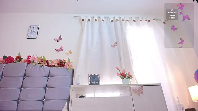 Isabella Roses  online show from April 13, 2026, 9:19 pm