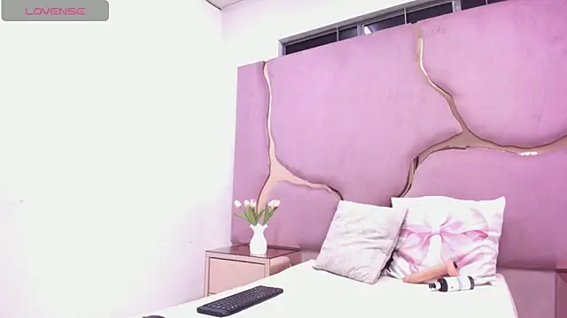 LaurendPink online show from April 12, 2026, 1:47 pm