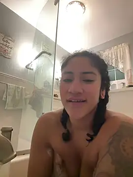 LatinaLoka online show from April 4, 2026, 1:34 am