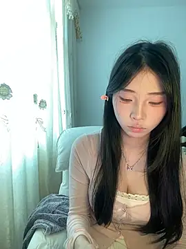 yiyibaby2026 online show from April 14, 2026, 3:33 am