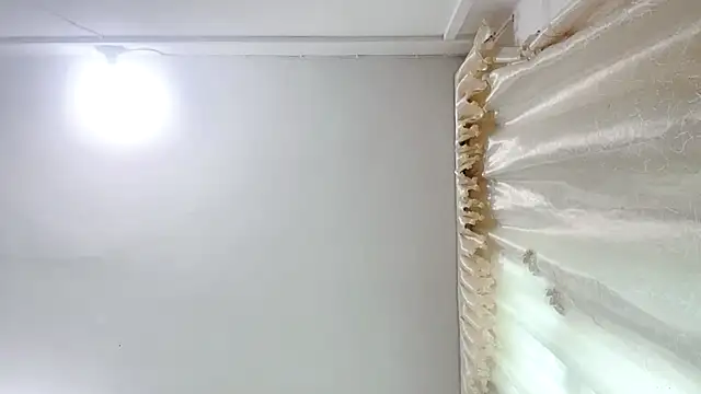 yiyibaby2026 online show from April 12, 2026, 2:04 am