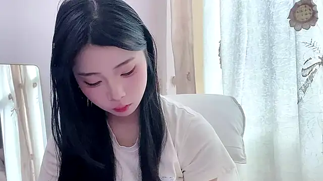 yiyibaby2026 online show from April 8, 2026, 2:24 am