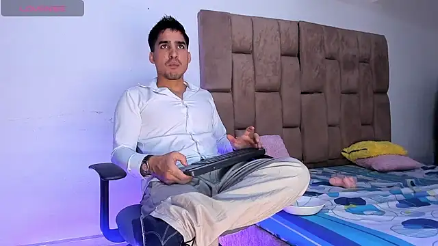 Christopher Harris  online show from April 17, 2026, 9:39 pm