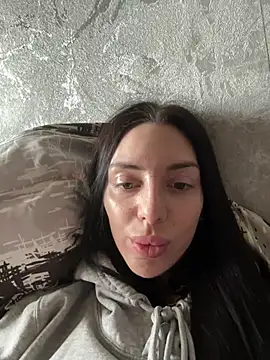 MishellKins online show from April 10, 2026, 12:12 pm