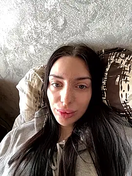 MishellKins online show from April 12, 2026, 9:01 am