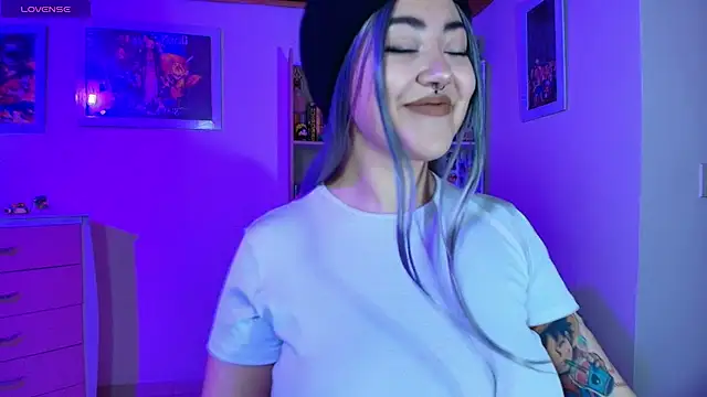 Nanachi uwu online show from April 18, 2026, 4:37 am