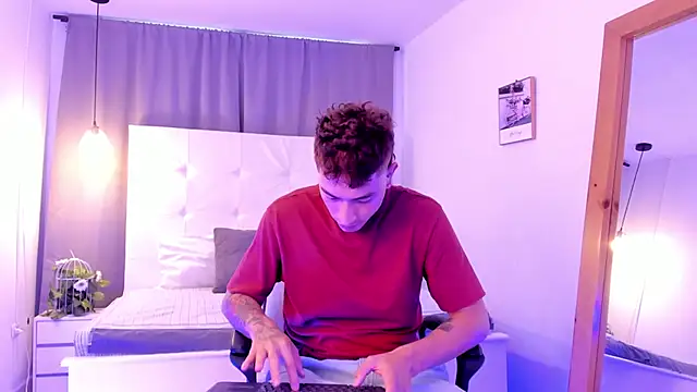 Thiago 2003  online show from April 10, 2026, 12:12 pm