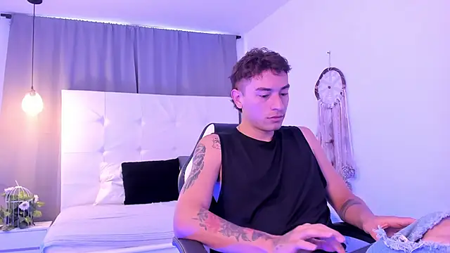 Thiago 2003  online show from April 7, 2026, 12:18 pm