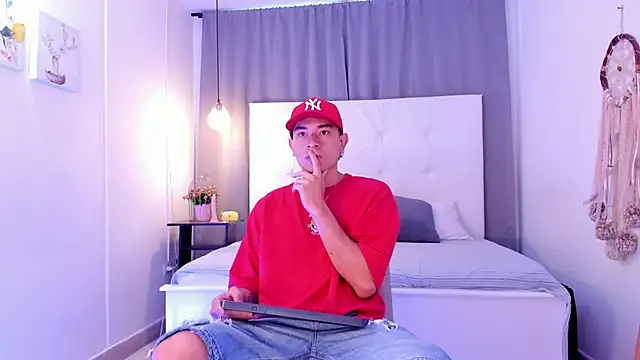 Thiago 2003  online show from April 4, 2026, 12:12 pm