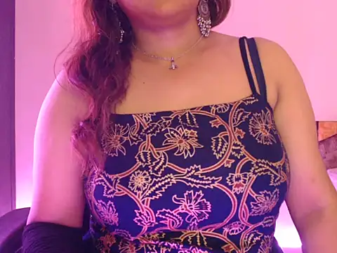 Snapshot of MaiRra_ chatting on July 5, 2026, 7:37 am MaiRra online show from July 5, 2026, 7:37 am