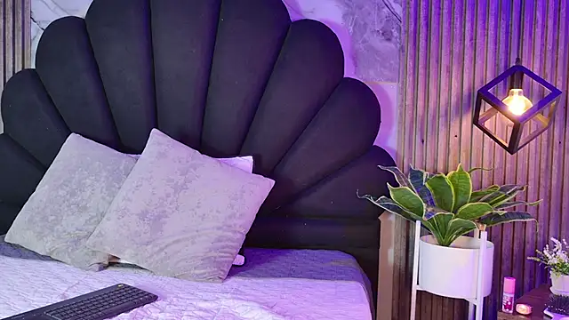  charlotte quee  online show from April 2, 2026, 1:07 pm