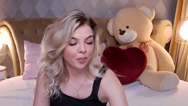 KimmBliss online show from April 15, 2026, 7:58 pm