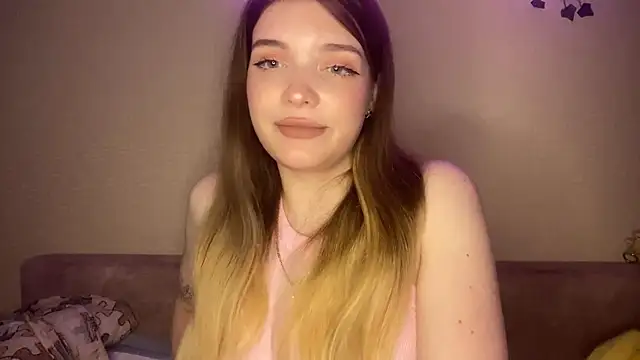 Lily  Moon  online show from April 13, 2026, 6:56 pm