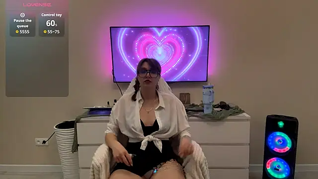 Olivia 132 online show from April 3, 2026, 8:15 pm