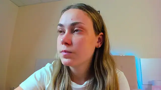 Snapshot of MelanieCuty chatting on July 2, 2026, 5:24 am MelanieCuty online show from July 2, 2026, 5:24 am