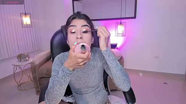 Ninna Asppen  online show from April 4, 2026, 5:03 am