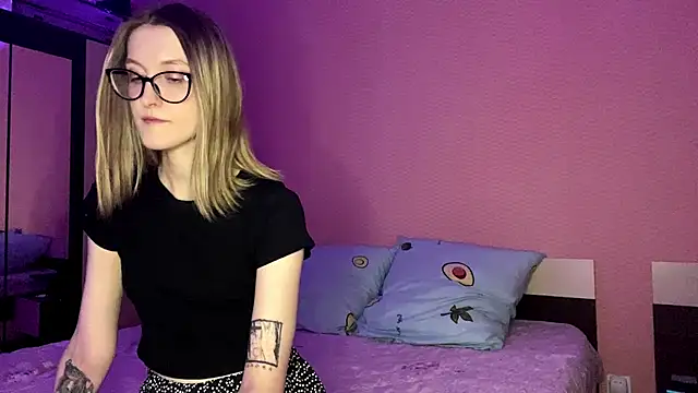 Julia Charm online show from April 6, 2026, 4:08 pm