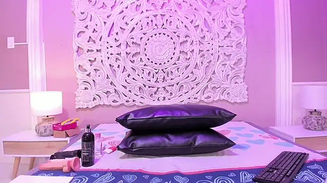 ElaineLaurent online show from April 1, 2026, 3:52 am