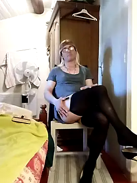 stephie83 online show from April 1, 2026, 3:42 pm