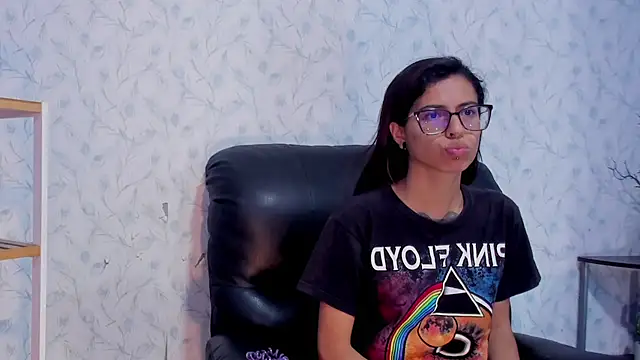 Emily Lopera online show from July 4, 2026, 3:38 pm