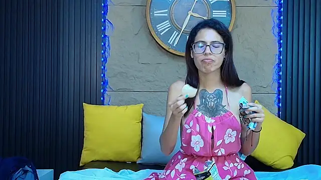 Emily Lopera online show from June 17, 2026, 12:00 am